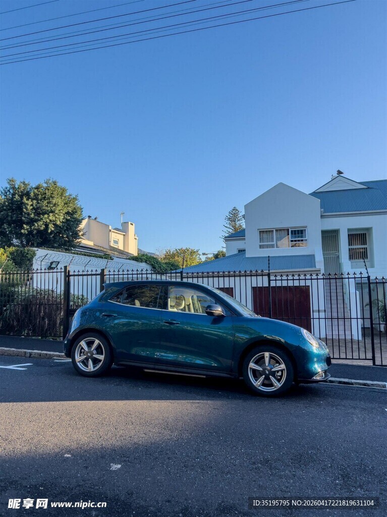 蓝色轿车停于街道旁