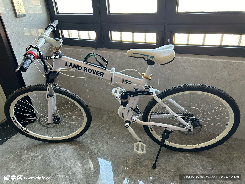 室内停放的白色折叠自行车