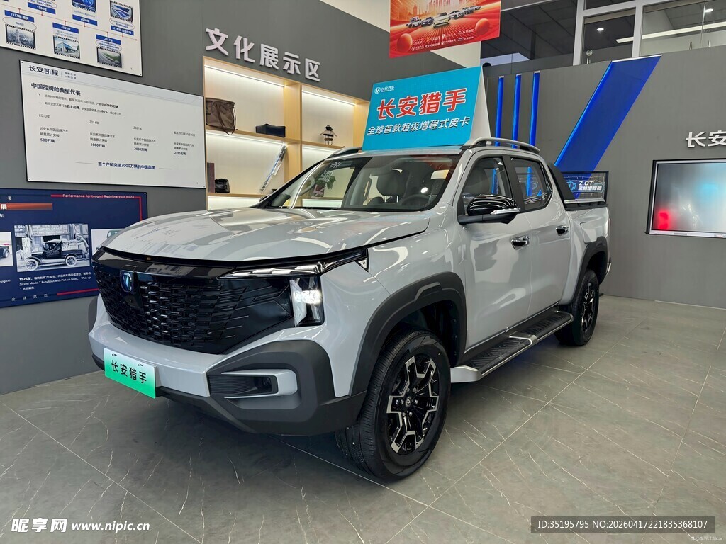 展厅中的酷炫皮卡汽车