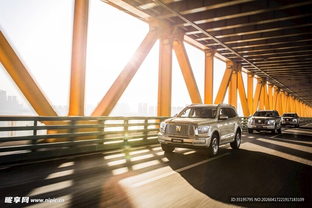 阳光照耀下桥上行驶的车辆