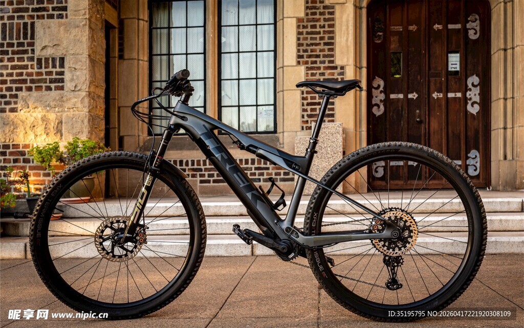 户外门前停放的黑色山地车