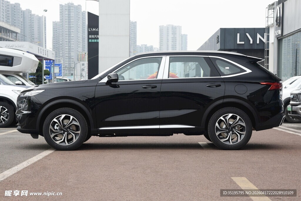 黑色SUV停于城市停车场