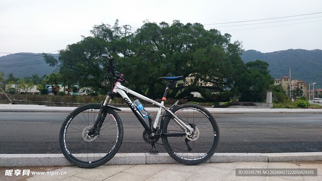 公路边停放的山地自行车