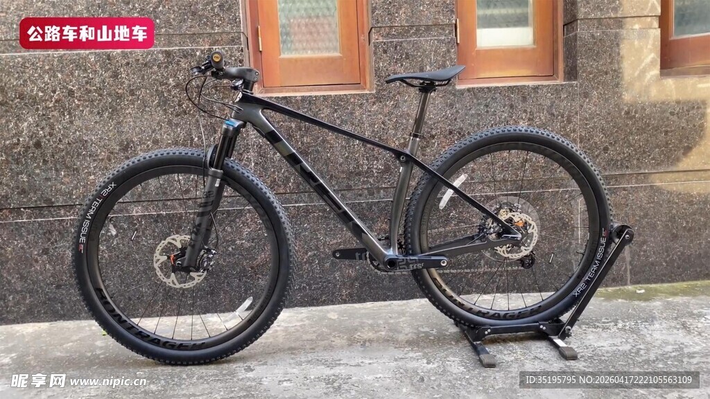 黑色山地自行车靠墙而立