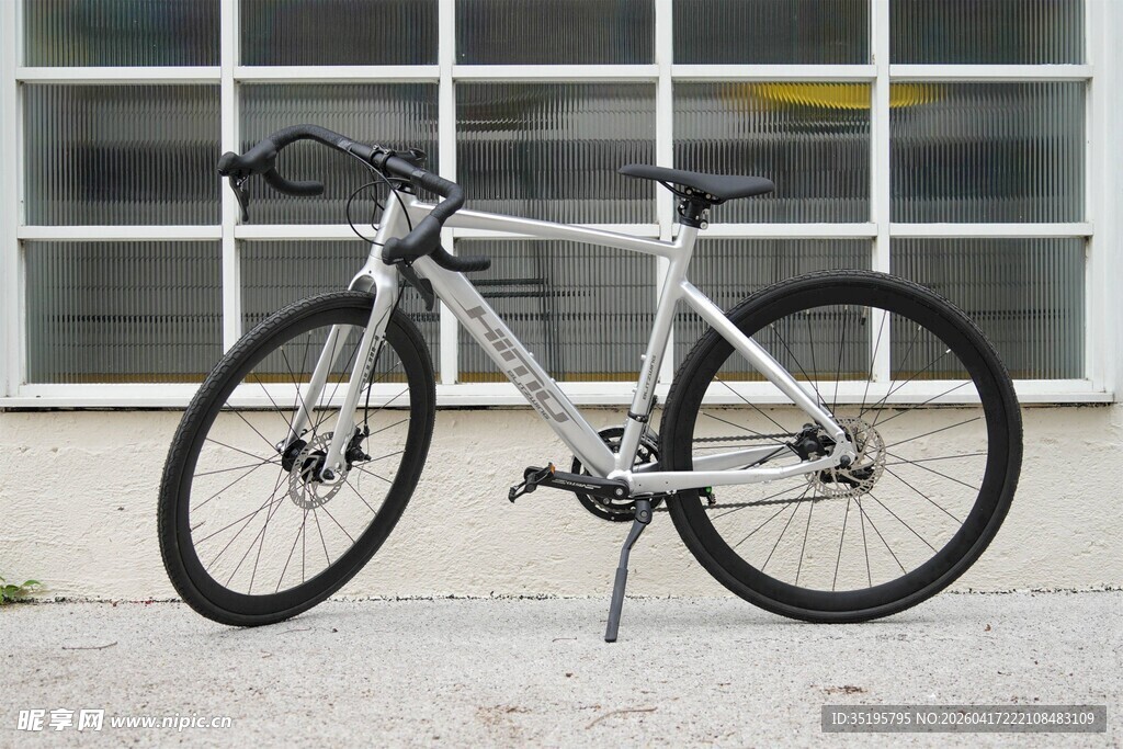 银色公路自行车停靠展示
