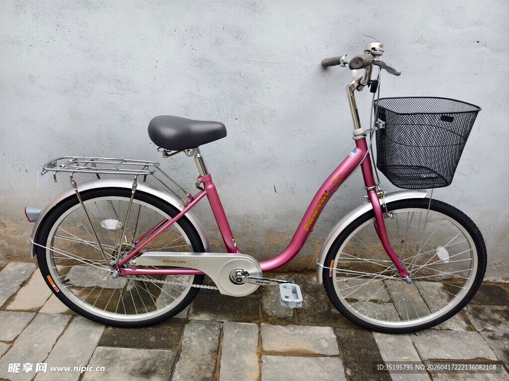 复古粉色带筐自行车