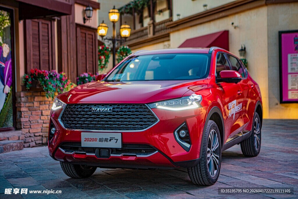 红色哈弗F7停于街道旁