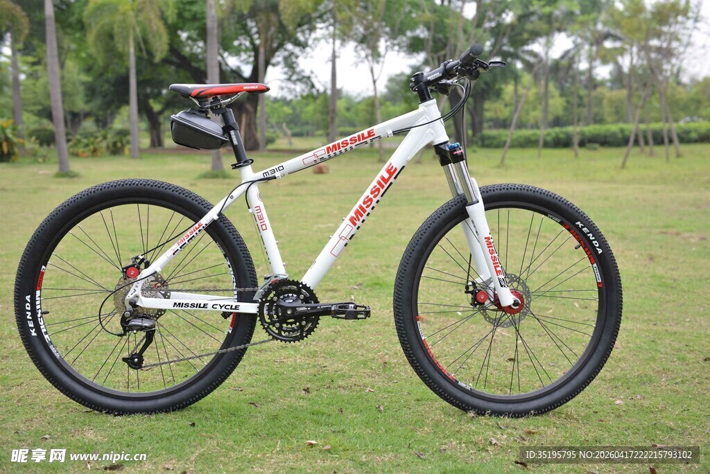 户外草地旁的山地自行车