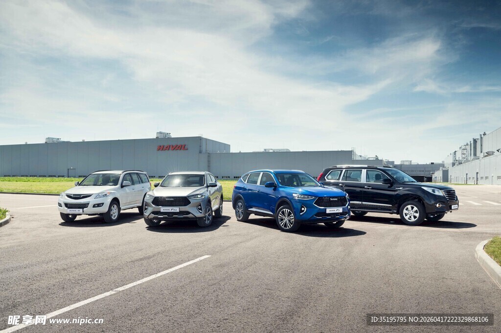 四辆汽车停在户外道路上