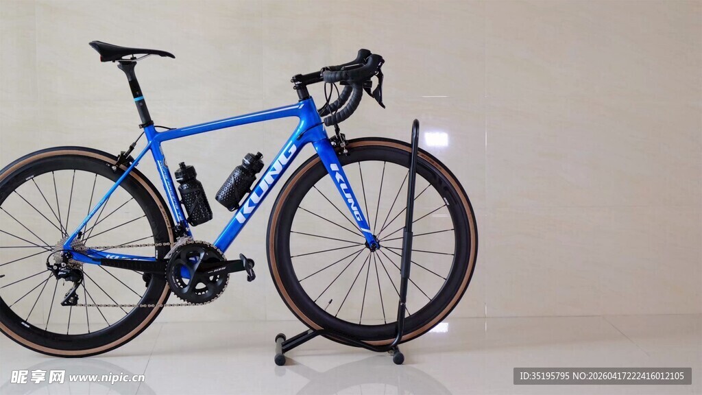 蓝色公路自行车展示