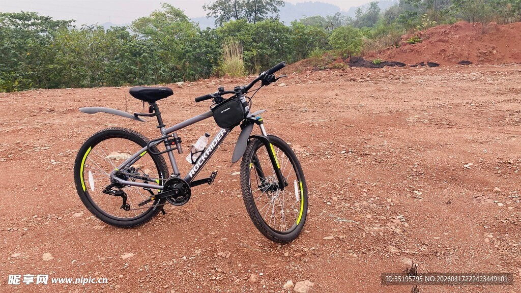 户外山地自行车停放场景