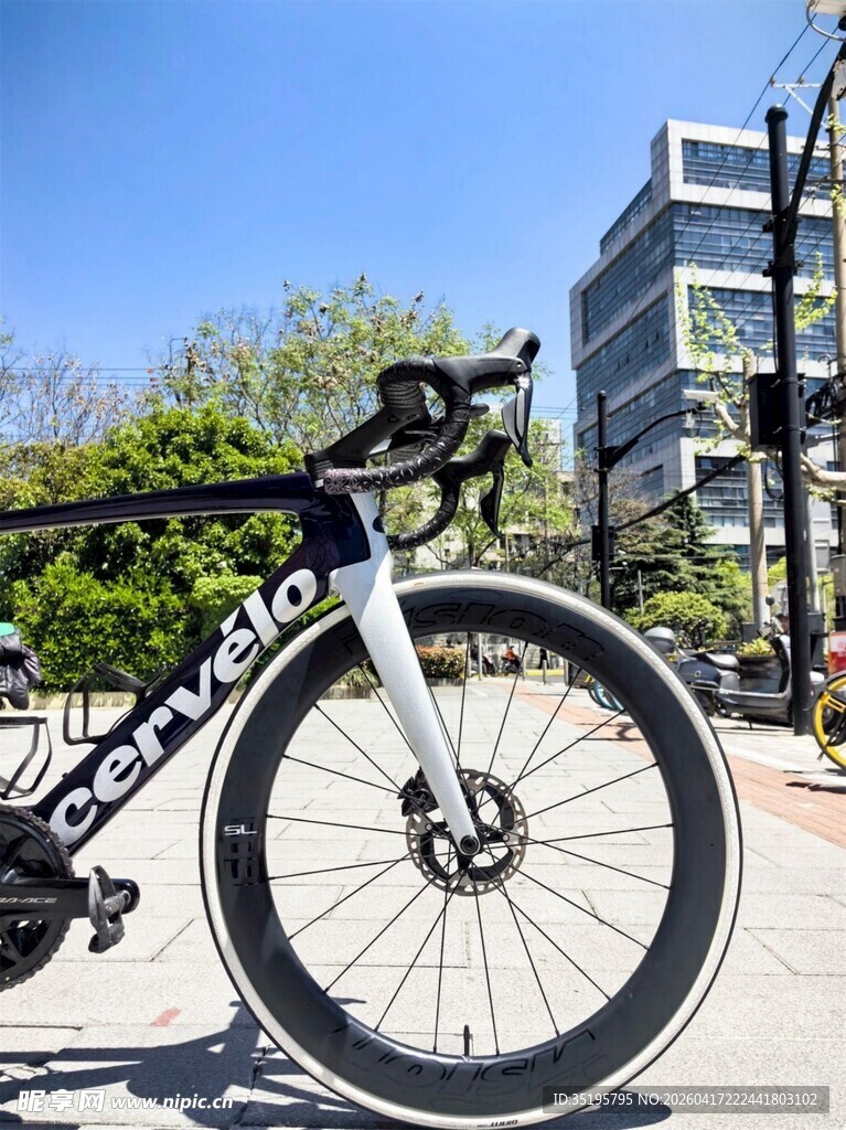 城市中的时尚公路自行车