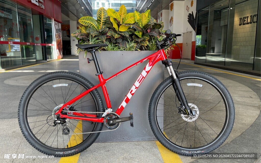 红色山地自行车特写