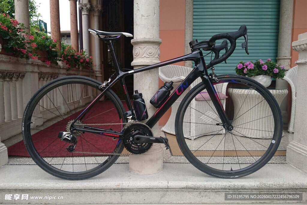 户外停放的黑色公路自行车