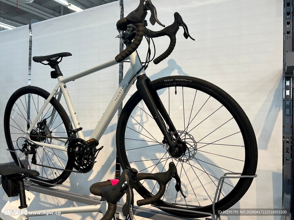 银色公路自行车展示