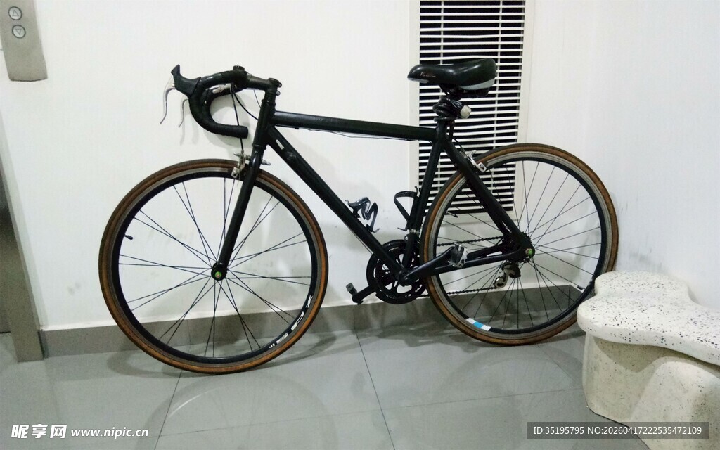室内停放的黑色公路自行车