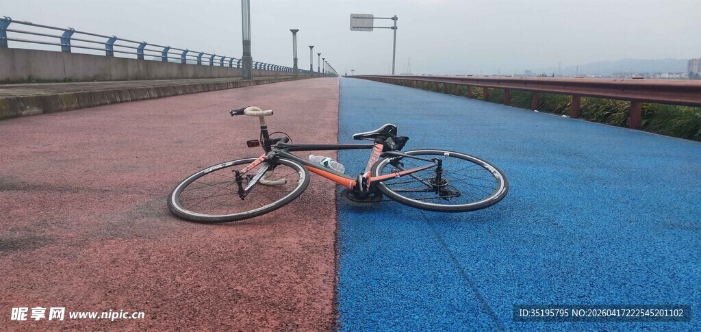 公路上停放的一辆自行车