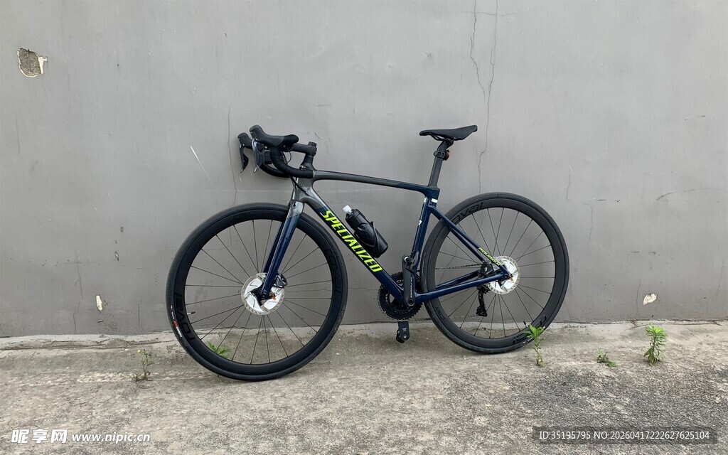 靠墙停放的时尚公路自行车
