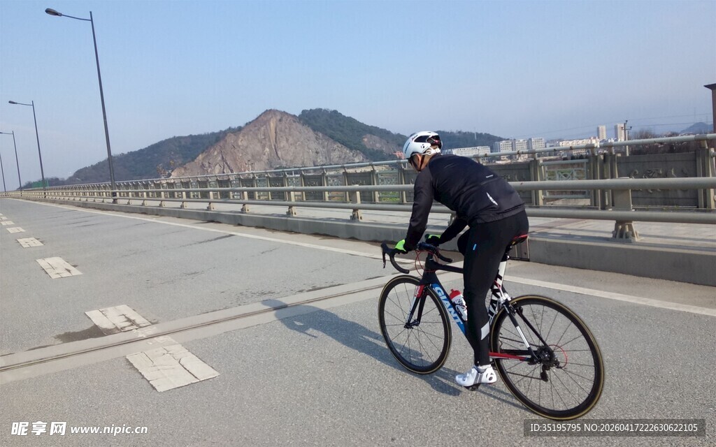 公路骑行者享受自由时光