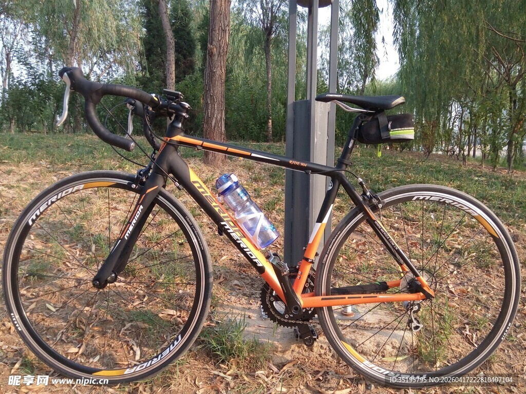 户外停放的帅气公路自行车