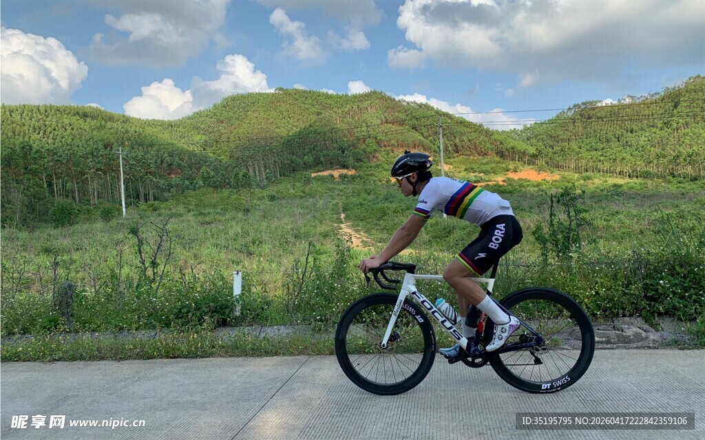 公路骑行者畅享户外风景