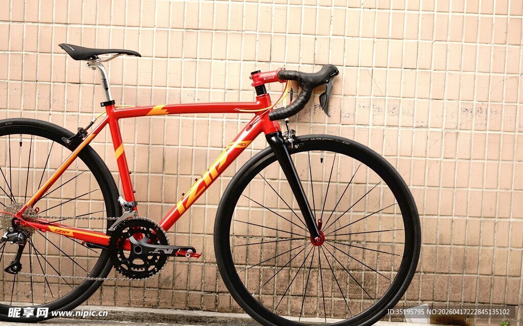 红色公路自行车展示
