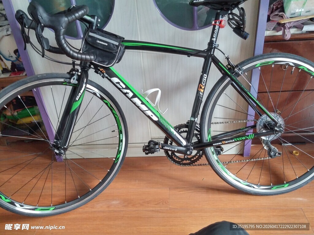 绿色炫酷公路自行车展示