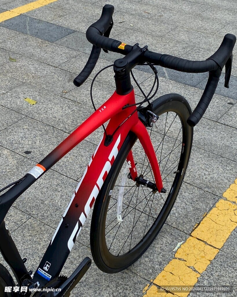 红色公路自行车特写