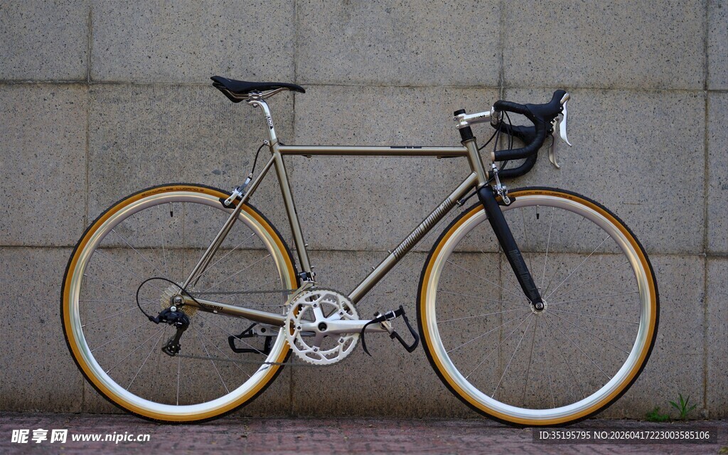 复古风自行车靠墙而立