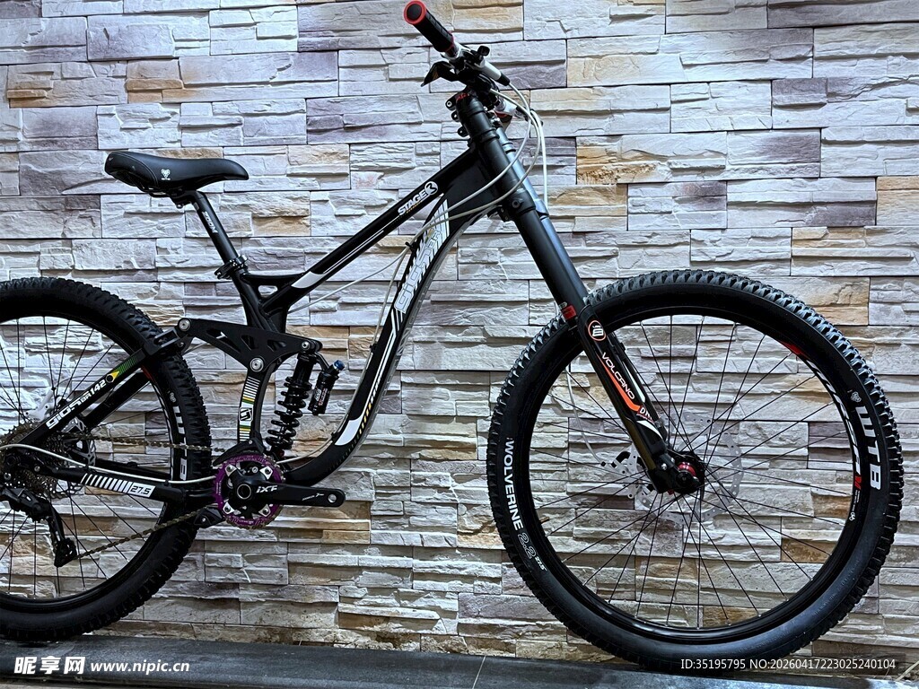 黑色山地自行车靠墙而立