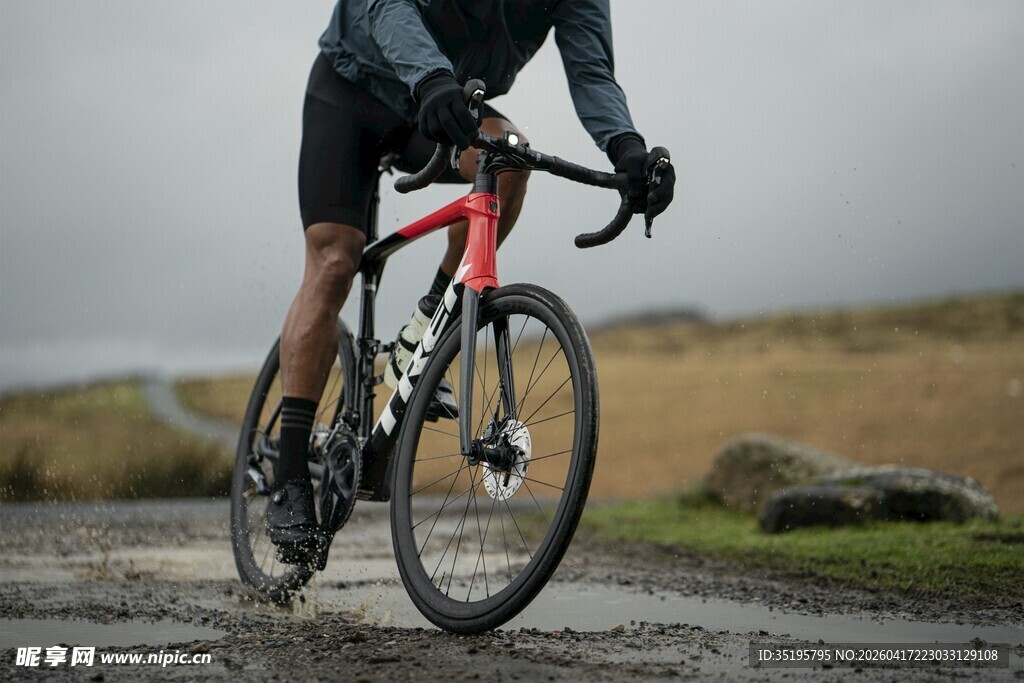 骑行者在户外泥路骑行