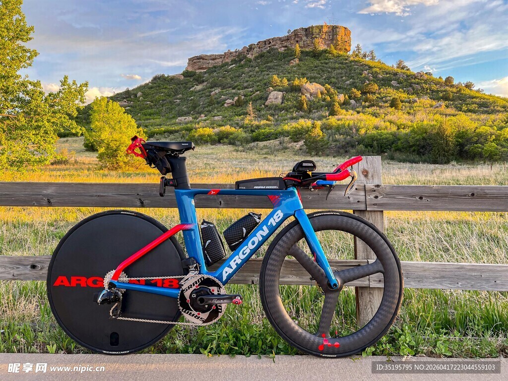 户外山地旁的炫酷公路自行车