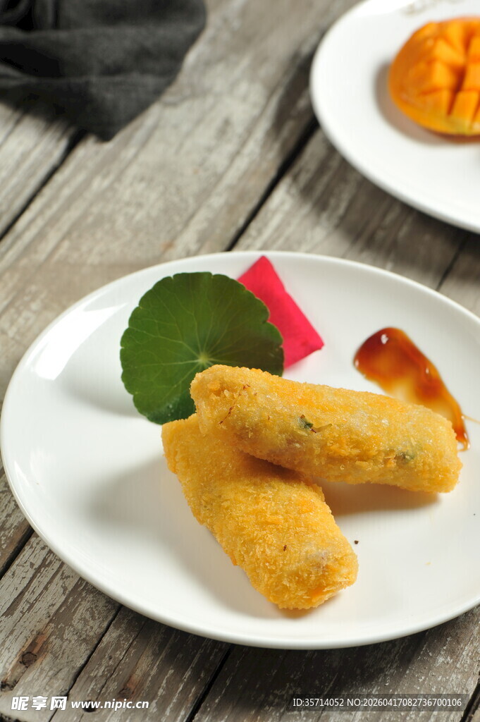 美味炸物摆于精致白盘上