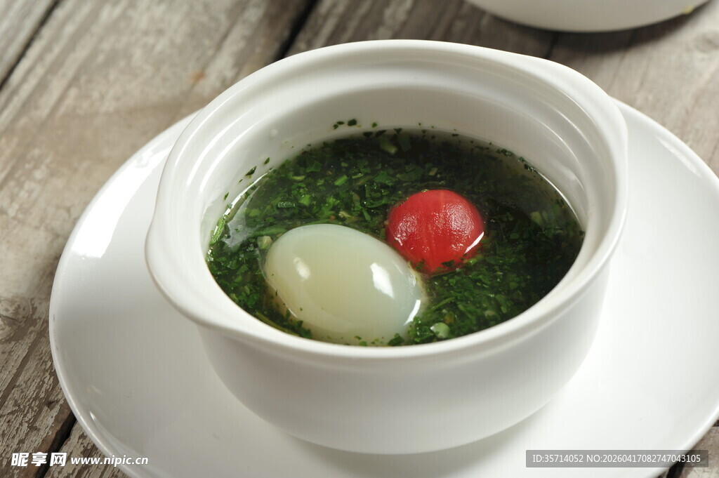 绿色蔬菜汤配鸽蛋