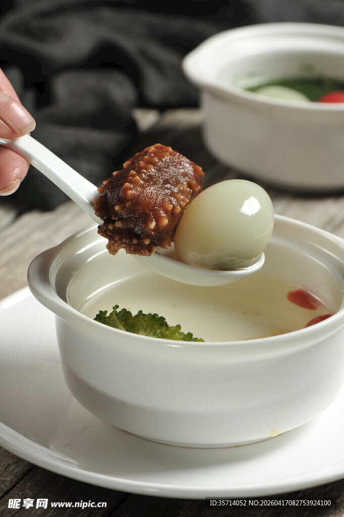 勺子盛着肉丸与汤圆