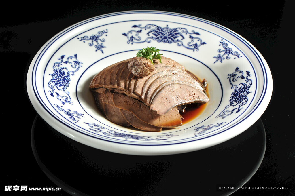 青花瓷碗中的美味猪肝