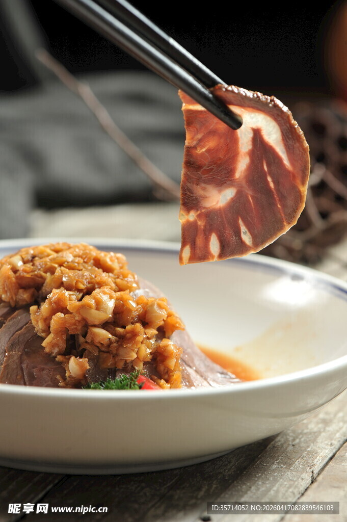 美味牛肉  筷子夹起肉片