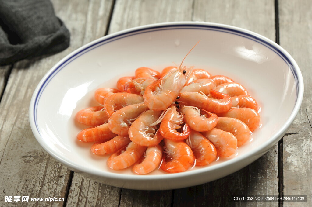 碗中鲜嫩的熟虾