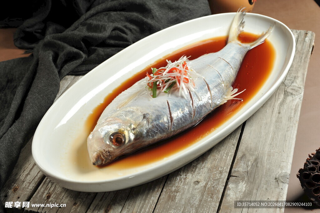 红烧鲜鱼摆盘中