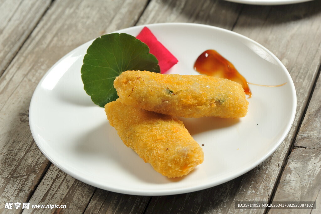 美味炸春卷摆于盘中