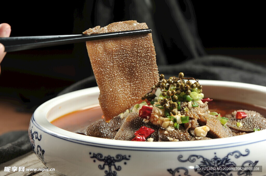 筷子夹起的美味毛肚