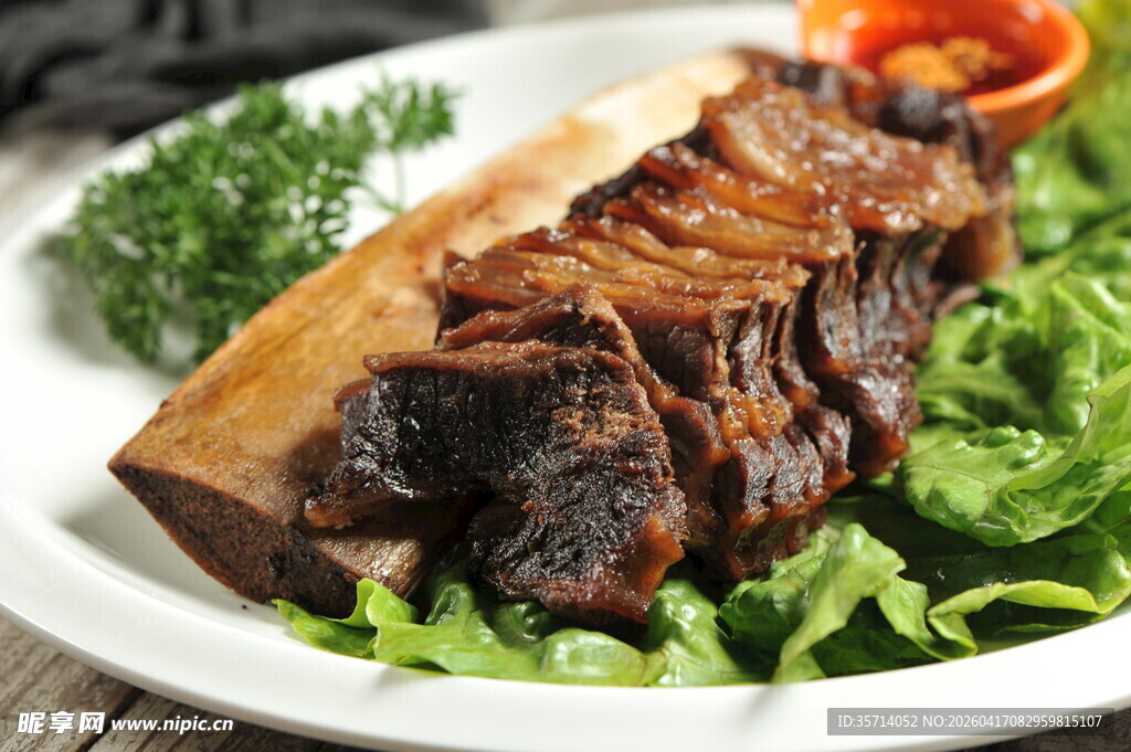 美味烤排骨配新鲜蔬菜