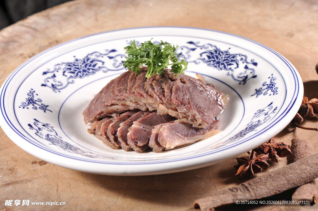 青花瓷盘装的美味酱牛肉