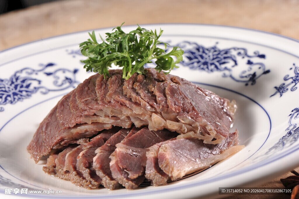 青花瓷盘装的美味酱牛肉