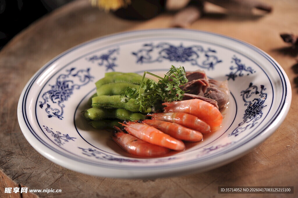 蓝白瓷碗中的鲜虾蔬菜料理