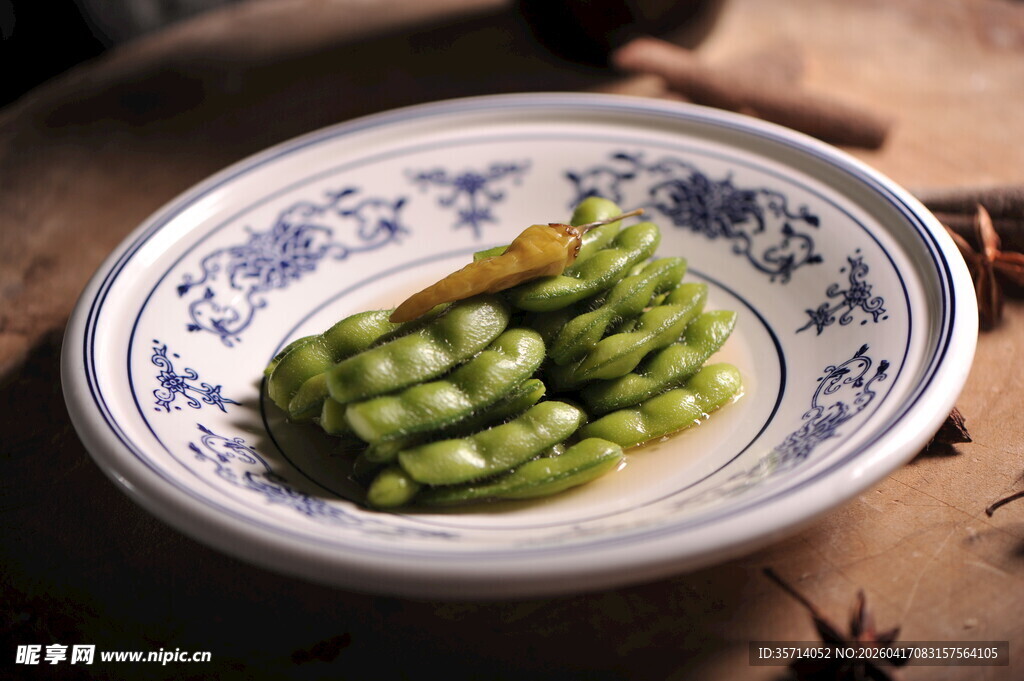 青花瓷碗中的鲜嫩毛豆
