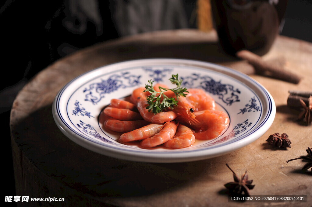 青花瓷盘盛美味虾仁