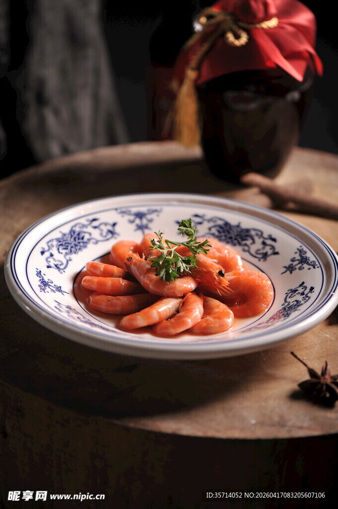 中式瓷盘盛美味鲜虾