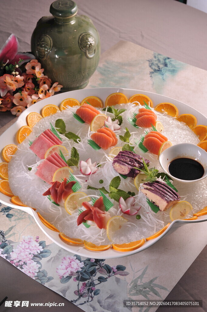 精美刺身拼盘色彩缤纷