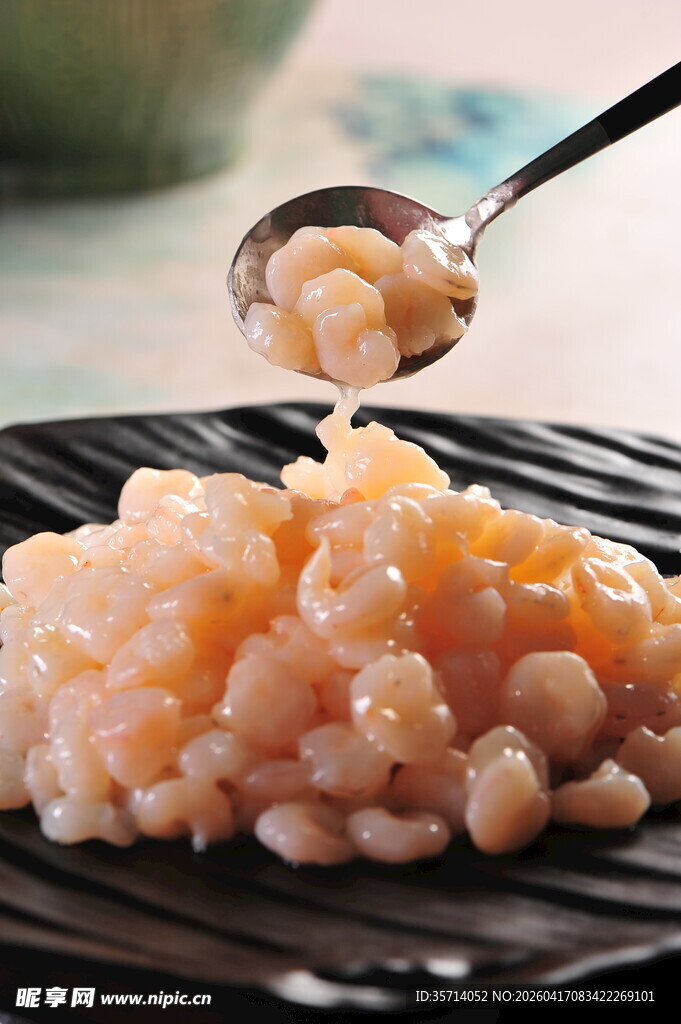 鲜嫩虾仁装点精致餐盘